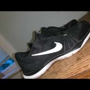 black nike shoes